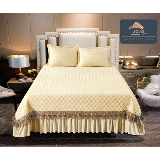 Cuvertura pat dublu, 3 piese, Catifea Matlasata cu Broderie Aurie, 250x270cm, Crem , CCB-017 Cuverturi catifea lux cu volane
