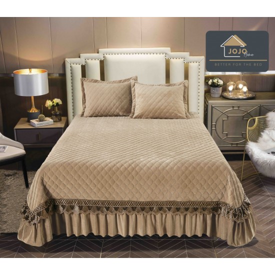 Cuvertura pat dublu, 3 piese, Catifea Matlasata cu Broderie Aurie, 250x270cm, Crem, CCV-025 Cuverturi Catifea Lux cu Volane