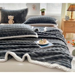 Pătură Cocolino 200x230 cm + 2 Fețe de Pernă – Gri Inchis cu Margine Albă, Moale și Pufoasă, PCI-060