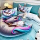 Lenjerie Pat 6 Piese 5D cu Cearșaf Elastic – Model Unicorn Albastru Pastel, LFL-074 Lenjerii Finet Premium Lux