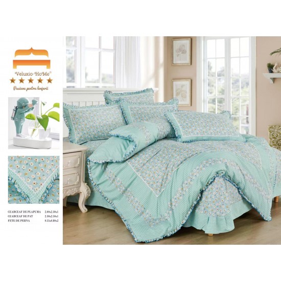 Lenjerie de pat finet 4 piese pat dublu cu volănașe – model floral bleu cu margine carouri, LVF-020 Lenjerii Finet 4 piese cu Volanase