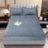 Husă/topper pat 140x200 cu elastic–Catifea moale, model ondulat–Gri deschis, HTC-031