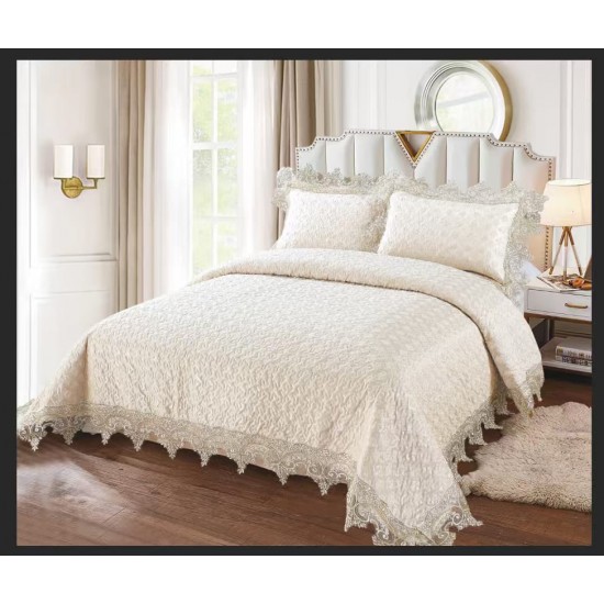 Cuvertură Pat Dublu din Catifea cu Dantelă 3 Piese – 230x250 cm + 2 Fețe de Pernă, Model Crem, CCB-007 Cuverturi Catifea cu Volane si Dantela