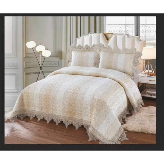 Cuvertură Pat Dublu din Catifea cu Dantelă 3 Piese – 230x250 cm + 2 Fețe de Pernă, Model Crem, CCB-008 Cuverturi Catifea cu Volane si Dantela