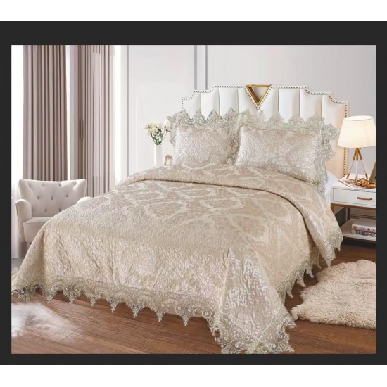 Cuvertură Pat Dublu din Catifea cu Dantelă 3 Piese – 230x250 cm + 2 Fețe de Pernă, Model Crem, CCB-014 Cuverturi Catifea cu Volane si Dantela