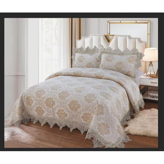 Cuvertură Pat Dublu din Catifea cu Dantelă 3 Piese – 230x250 cm + 2 Fețe de Pernă, Model Alb Crem, CCB-010 Cuverturi Catifea cu Volane si Dantela