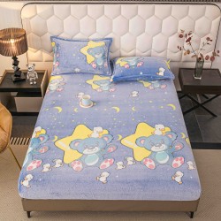 Cearșaf cu Elastic Cocolino 180x200x25 cm + 2 Fețe de Pernă 50x70 cm – Model Ursuleț Albastru, HC-075