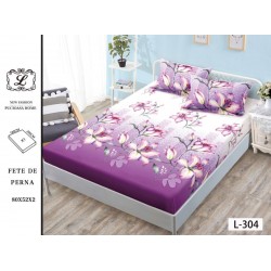 Cearșaf cu Elastic Bumbac Satinat 180x200 cm + 2 Fețe de Pernă – Model Crini Mov și Albi pe Fundal Alb-Violet, OHT-103