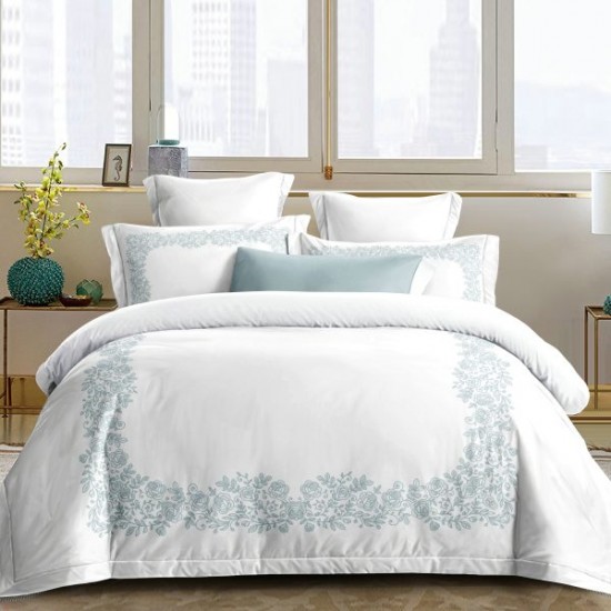 Lenjerie de Pat Dublu 4 Piese Bumbac Finet cu Cearșaf cu Elastic – Model Floral Bleu pe Alb, LFB-012 Lenjerii Finet 4 piese cu ELASTIC