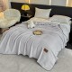 Pătură Jojo Home din Cașmir Artificial 200x230 cm – Moale, Pufoasă și Călduroasă, Gri Deschis, PJC-020 Paturi cu Margine