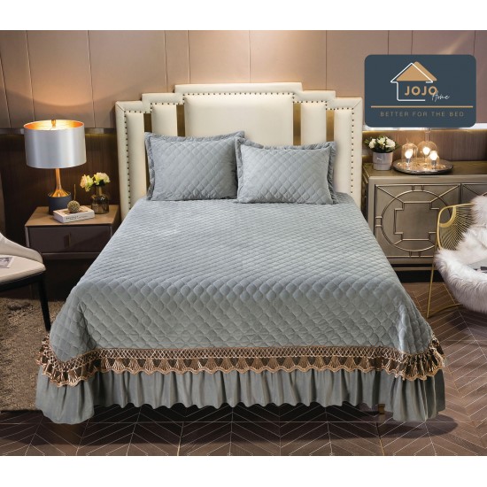 Cuvertura pat dublu, 3 piese, Catifea Matlasata cu Broderie Aurie, 250x270cm, Gri deschis, CCB-019 Cuverturi catifea lux cu volane
