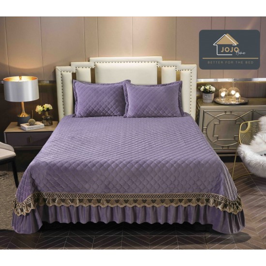 Cuvertura pat dublu, 3 piese, Catifea Matlasata cu Broderie Aurie, 250x270cm, Mov, CCB-027 Cuverturi catifea lux cu volane