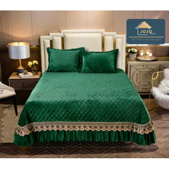 Cuvertura pat dublu, 3 piese, Catifea Matlasata cu Broderie Aurie, 250x270cm, Verde, CCB-021 Cuverturi catifea lux cu volane
