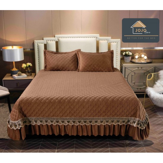 Cuvertura pat dublu, 3 piese, Catifea Matlasata cu Broderie Aurie, 250x270cm, Maro, CCB-026 Cuverturi catifea lux cu volane
