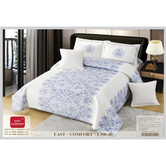 Set Cuvertură Catifea Pat Dublu cu 4 Fețe de Pernă – Model Floral Albastru pe Fond Alb, E300-40 Cuverturi Catifea 5 piese